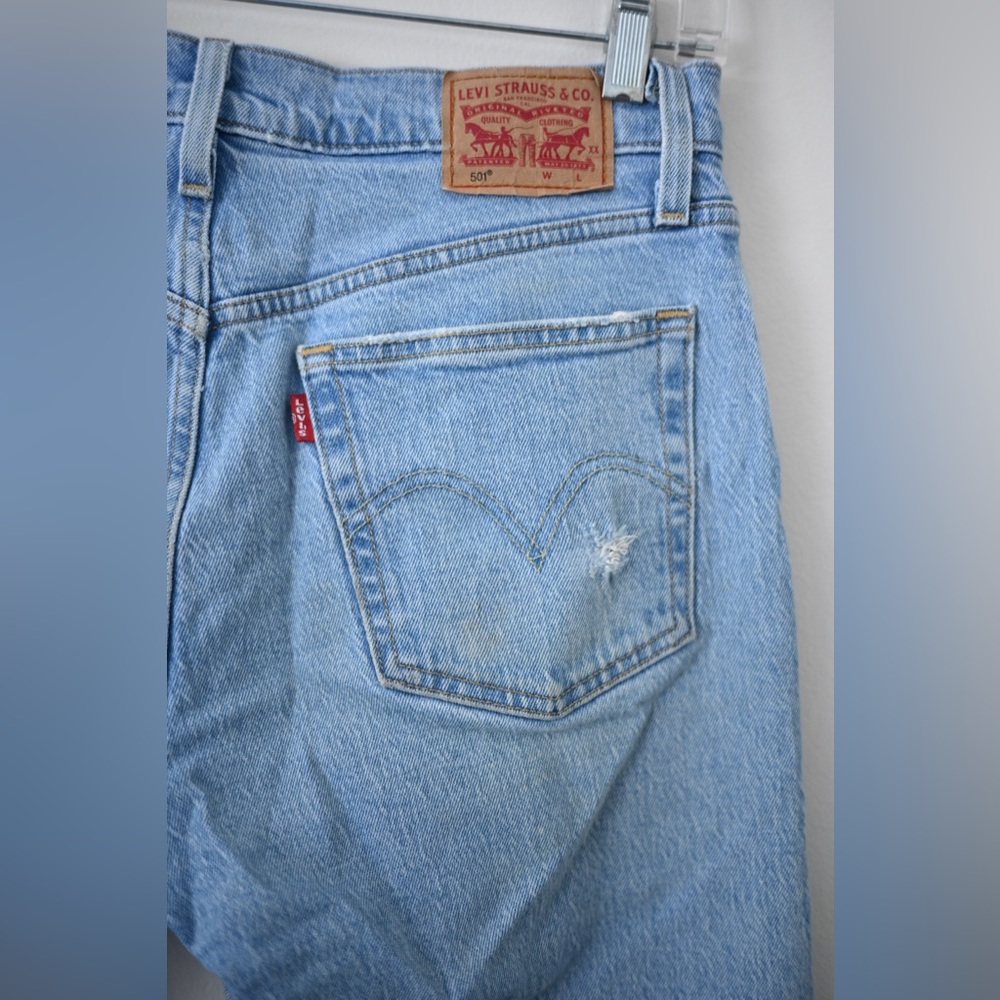 Levi 501’s Button Fly Women’s W28 L30 Light Blue Ripped Straight Leg Mom Jeans - Picture 2 of 16